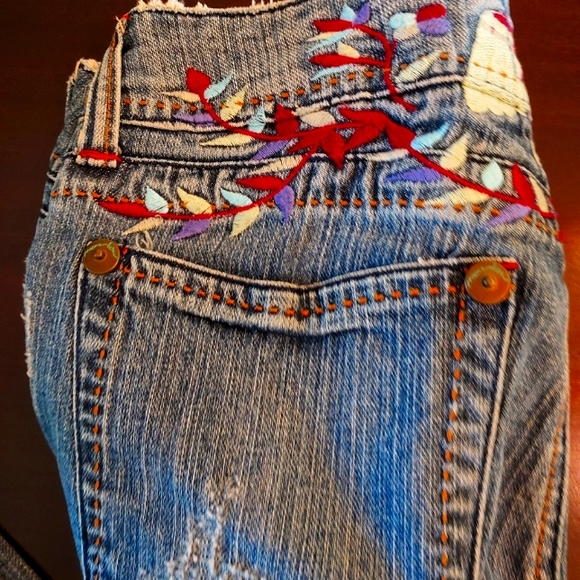 Marlow Vintage Originals: Embroidered Jeans: Made in Hong Kong. - Picture 3 of 16